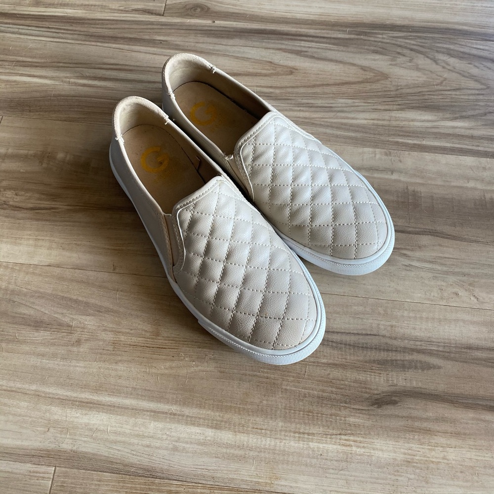 NWOT Guess quilted shoe